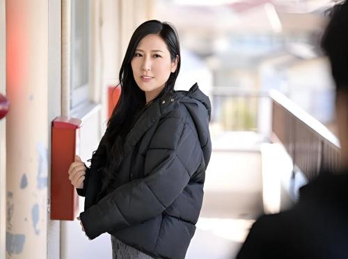 이웃 소녀는 사랑에 목말라 있다