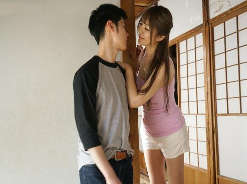 Amami Tsubasa und ihre heimliche Liebe zu ihrer Cousine
